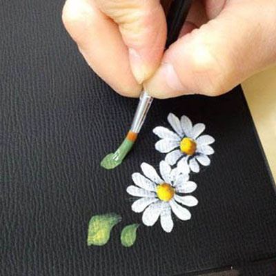 创意DIY在笔记本上画雏菊花
