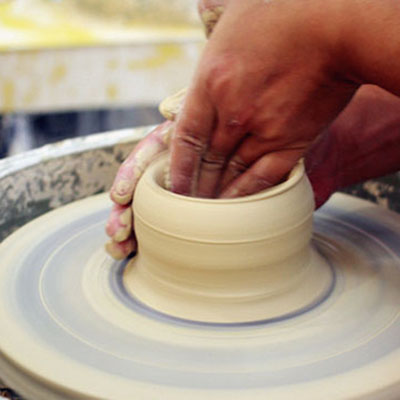 用传统的手工陶艺技巧为老婆创业圆梦