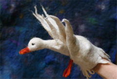 羊毛湿毡后手工DIY制作的美丽天鹅手偶