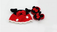 红色和黑色相配手工编织的婴儿鞋帽产品