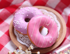 可爱的粉嫩粉嫩手工烘焙DIY制作的美味甜甜圈