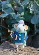 手工羊毛毡DIY制作的爱读书的可爱小老鼠创意作品
