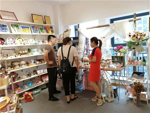 江苏宝妈携老公来总部加盟陶指艺儿童陶艺体验店